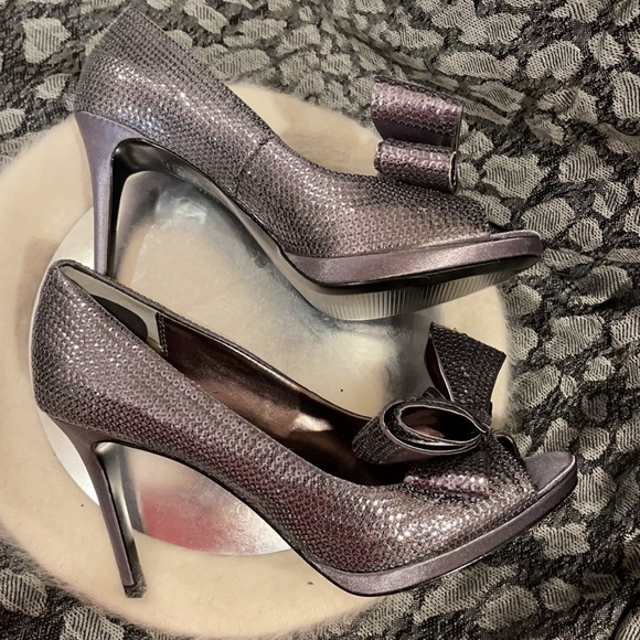 Stepping Out 👠 Beautiful Shiny Heels with Double Bow 🎀 - Picture 4 of 11